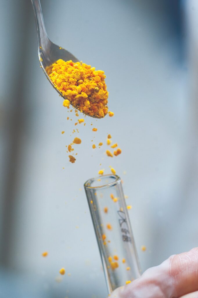 Pčelinji pelud na žlici blizu staklenke