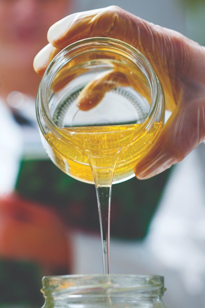 Odabir pravog meda točenje meda u staklenku